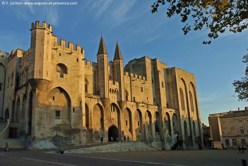 02-facade-palais-papes_f01